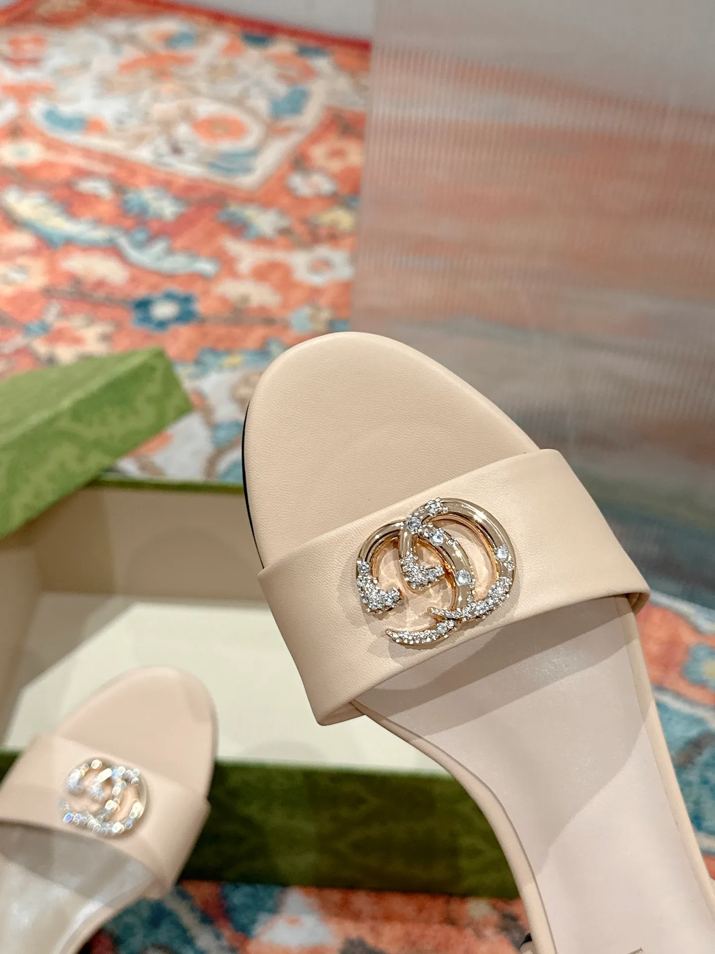 👟👟Ex-factory price 520👟👟 Every detail of Gucci's 2025 spring and summer new open-toe sandals and slippers has been carefully crafted, and design elements such as round toes and thick heels are cleverly used to create a fashionable retro style. The archived double G diamond-encrusted buckle details are reminiscent of the brand's fashionable atmosphere. ▪️Material: original custom sheepskin ▪️Inner lining/foot: high-end custom sheepskin ▪️Heel height: 1.0cm ▪️Number of yards: 35-39 (customized at 40.41.42, non-returnable)